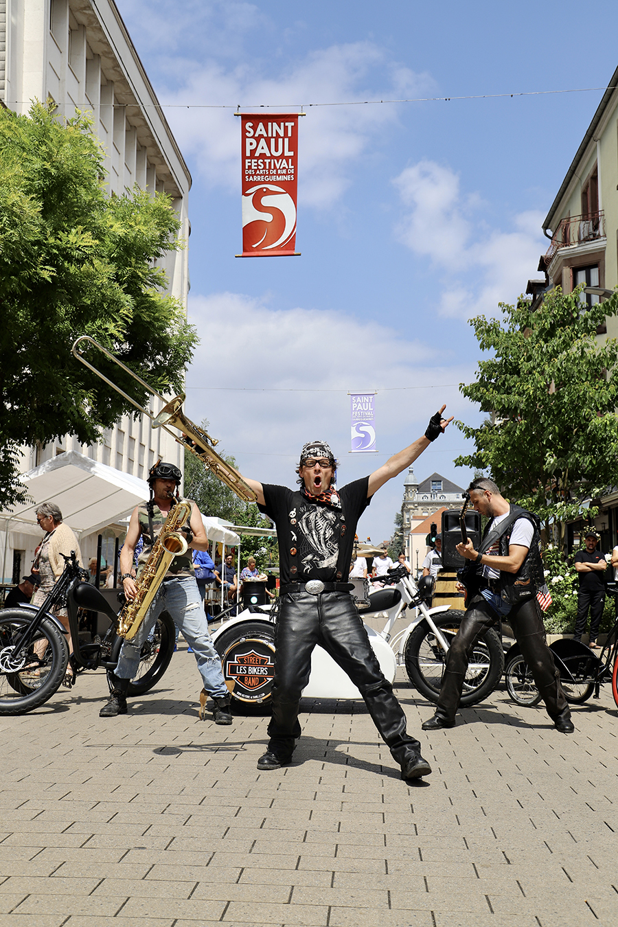 Company 'Les Bikers' at the Saint-Paul 2023, Sarreguemines street arts festival. ©2023 Mathieu Improvisato