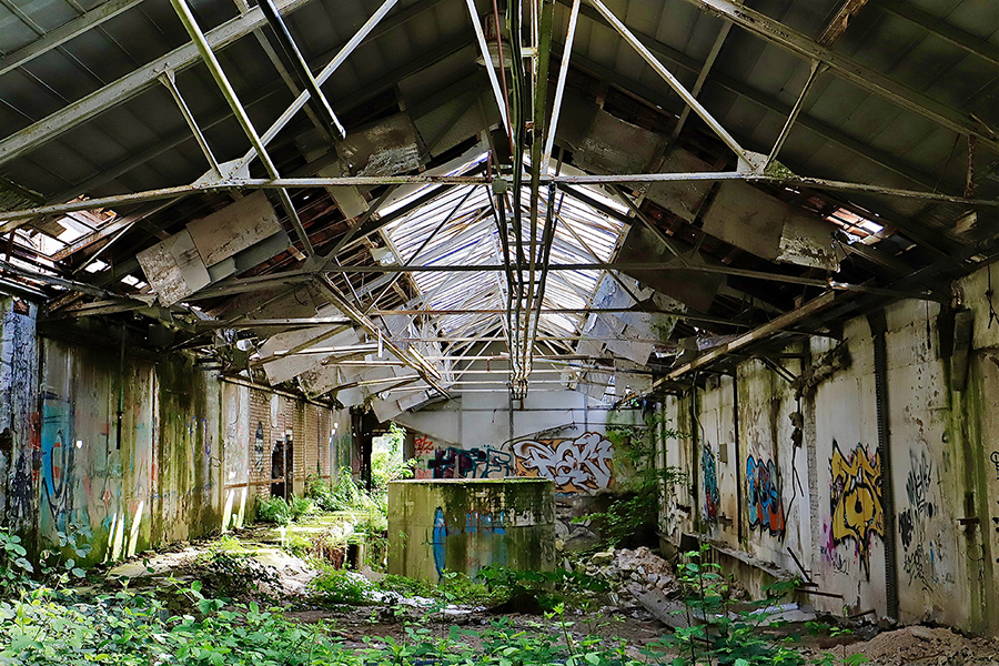 Intérieur d'un bâtiment des friches des anciennes faïenceries de Sarreguemines. ©2021 Mathieu Improvisato